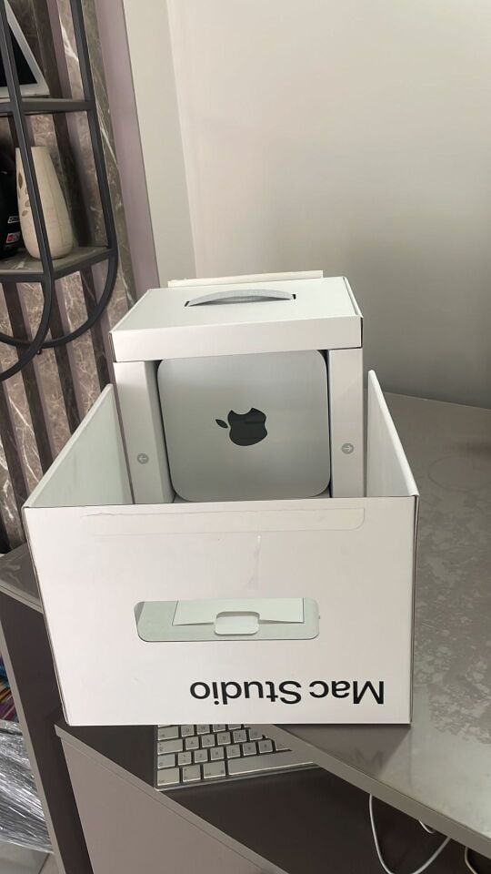 2. el   Apple M2  Ultra  Mac Studio    24 çekirdekli CPU’ya, 60 çekirdekli GPU’ya ve 32 çekirdekli Neural Engine’e sahip Apple M2 Ultra   64 GB birleşik bellek  1 TB SSD depolama ,      2 Ekim 2025  'e kadar garantili      MQH63TU/A   performans:   21,316