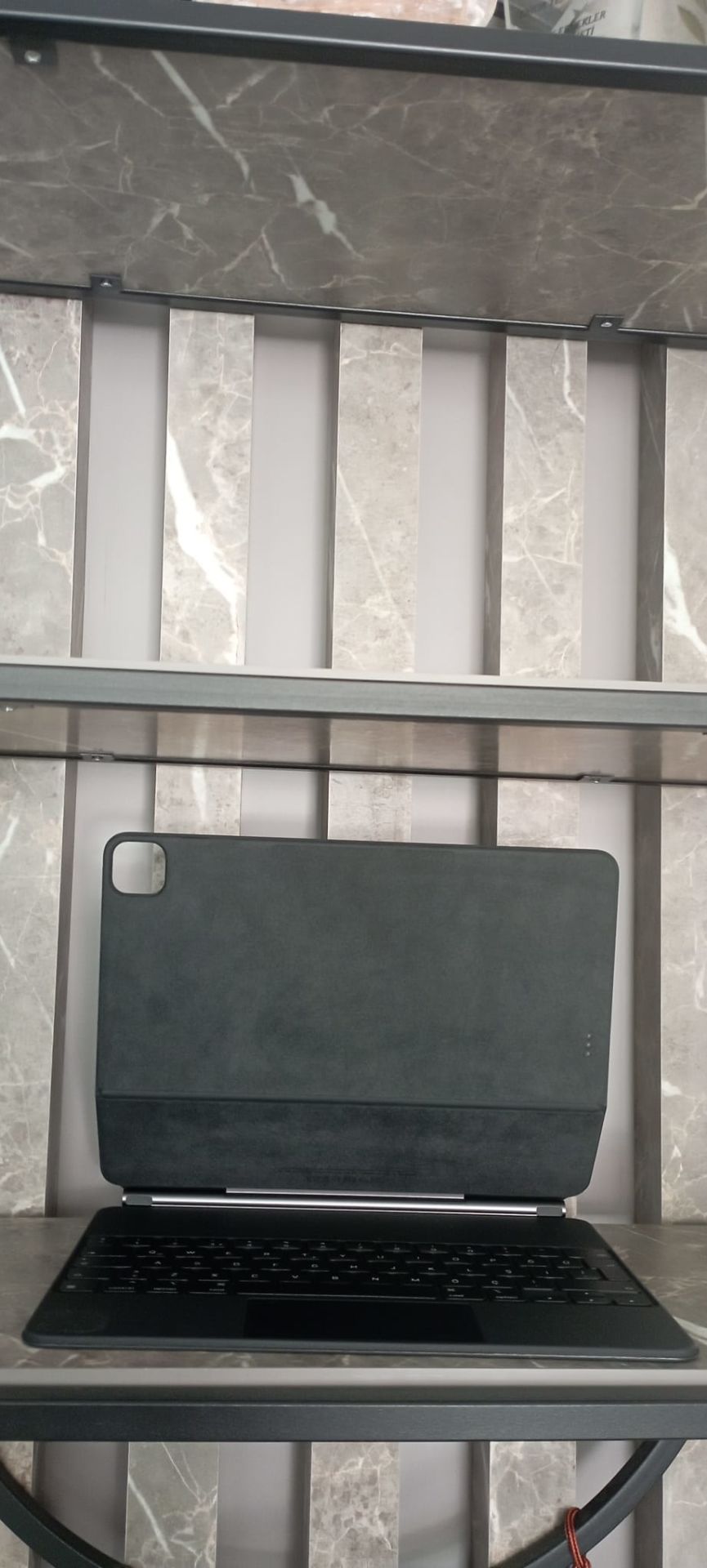 2. el Magic Keyboard for iPad Pro 12.9-inch (4th Generation) q tr siyah takip: 8530  a1998  m1 m2   uyum:   iPad Pro 12.9-inch (3rd, 4th, 5th, or 6th generation)