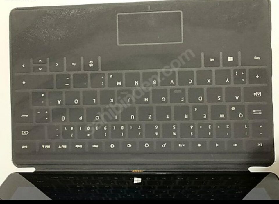 Microsoft Surface 1516 Model, 2GB ,  10.6''   İşlemci: Tegra3 (nVidia T30)  Bellek: 2GB RAM Depolama : 64 GB Boyutlar: 10.81 x 6.77 x 0.37 inç (27.4 cm x 17.1 cm x 9.3 mm) Ağırlık: 680 gram Ekran: 10.6'' ClearType HD, 1366 x 768 , 5 noktadan çoklu dokunma