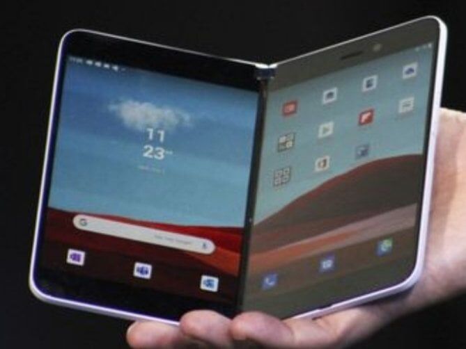 Microsoft Surface Duo 256 GB     – Ekran: 5.6 inç – Açıldığında: 8.1 inç 2700×1800 piksel AMOLED  – İşlemci: Qualcomm Snapdragon 855  – Bellek ve Depolama: 6 GB RAM / 128 GB veya 256 GB UFS 3.0  – Kamera: 11 Megapiksel f/2.0 diyafram – 4K video kaydı  – B