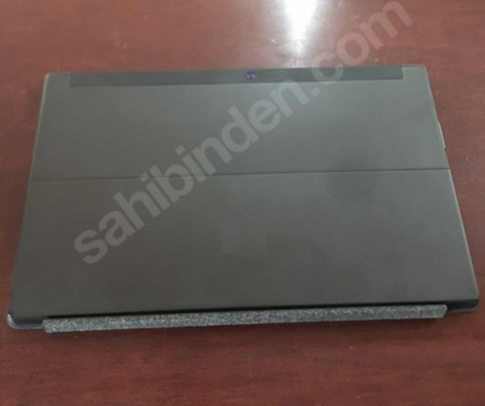 Microsoft Windows Surface RT Tablet 64gb Windows RT işletim sistemli 10.6 inç hem dokunmatik, hem klavye ile kullanılabilen tablet bilgisayar. İşyerim için aldım ancak ihtiyacım kalmadı. Cihazda hiç bir şekilde çizik, arıza vs bulunmamaktadır. Fotoğraflar
