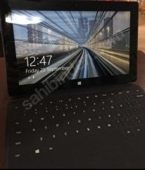 Microsoft Windows Surface RT Tablet 64gb Windows RT işletim sistemli 10.6 inç hem dokunmatik, hem klavye ile kullanılabilen tablet bilgisayar. İşyerim için aldım ancak ihtiyacım kalmadı. Cihazda hiç bir şekilde çizik, arıza vs bulunmamaktadır. Fotoğraflar