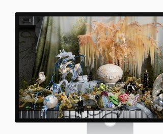 Apple Studio Display  Nano-texture cama, eğim ve yükseklik ayarlı standa sahip  27 inç 5K Retina ekran. Ana Sahne özellikli 12 MP Ultra Geniş kamera. Stüdyo kalitesinde mikrofonlar. Uzamsal Ses teknolojisine sahip altı hoparlörlü ses sistemi.