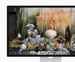 Apple Studio Display  Nano-texture cama, eğim ve yükseklik ayarlı standa sahip  27 inç 5K Retina ekran. Ana Sahne özellikli 12 MP Ultra Geniş kamera. Stüdyo kalitesinde mikrofonlar. Uzamsal Ses teknolojisine sahip altı hoparlörlü ses sistemi.