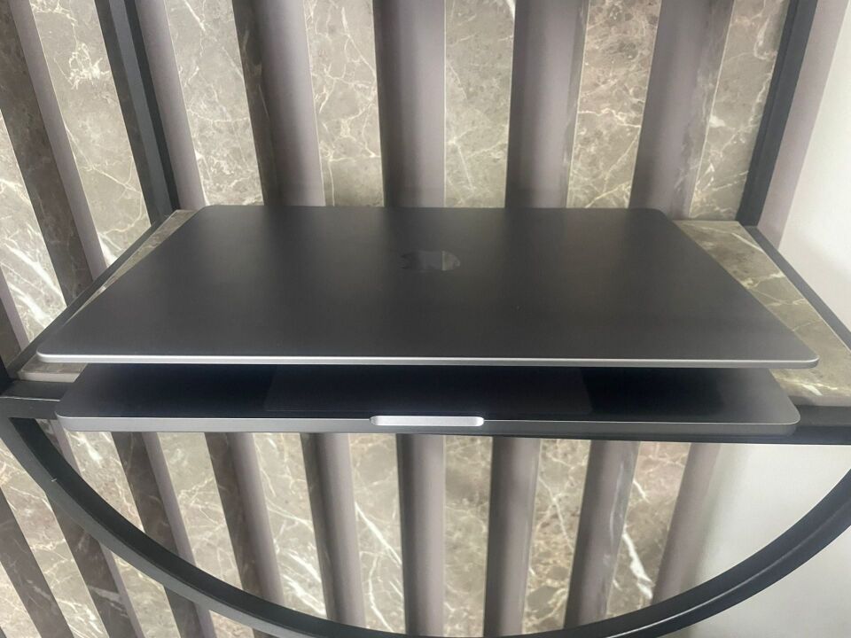 2. el   sıfır gibi kustusnda  düşük devir   apple  macbookpro   16 inch  M1 Max  32 gpu    64 GB ram,    1 TB ssd,    Q Türkçe  klavye, Pil devir: 12    kodu:  z14x000b8 ,  29 Mayıs 2024   ‘e  kadar garantili