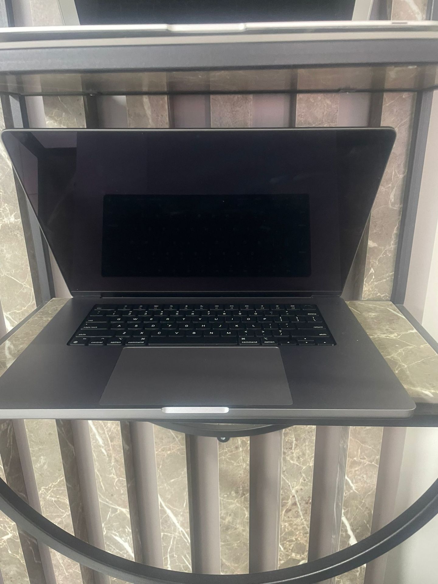 2. el  sıfır gibi  kutulu  düşük devir   Apple  macbookpro  16 inch M2 Max    38 GPU,        96 GB  ram ,   2 TB ssd,     Q Türkçe klavye     pil  devir : 4      kodu: z175000vm,  13 Mart 2025  ‘e kadar garantili