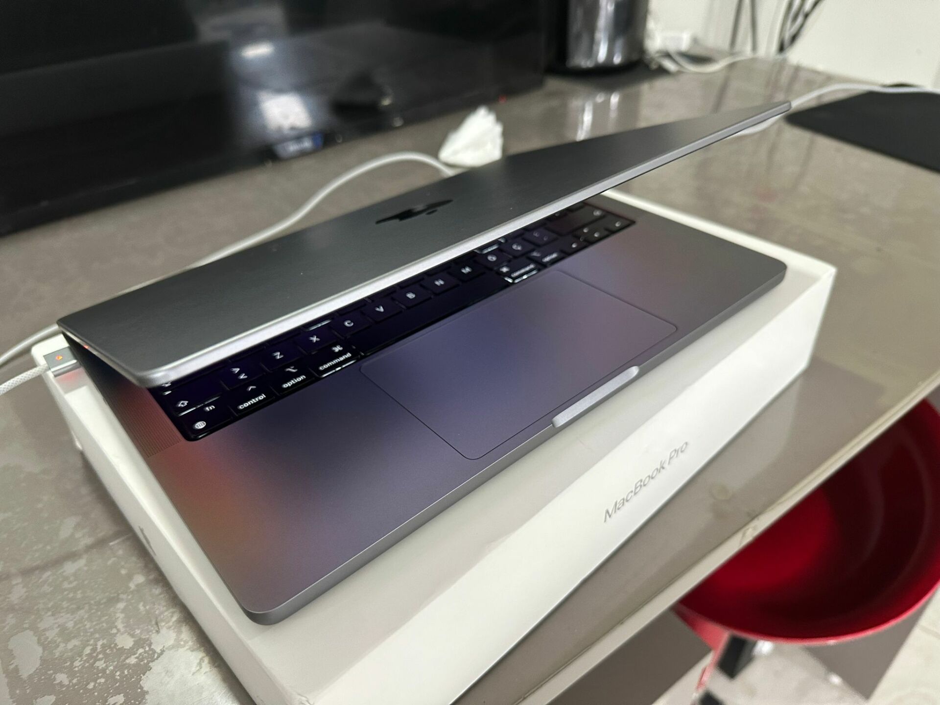 teşhir   Macbook pro  m2  pro   2023    MPHE3TU/A      14 ''   10   CPU   16  GPU ,  16 GB Birleşik Bellek   512 GB SSD Depolama Q Türkçe  klavye  25 Ocak 2025 'e kadar  Apple  tr garantili    pil devir:  8