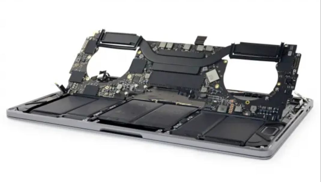 anakart main board logic board  >>  2.el  MacBook Pro (15-inch, 2017) touchbar TOUCHBAR Space gray 7. nesil i7  16 Gb Ram, 256  Ssd flash ,   2 Gb GDDR5 bellek Radeon Pro 555  Ekran Kart   A1707 takip:  8491
