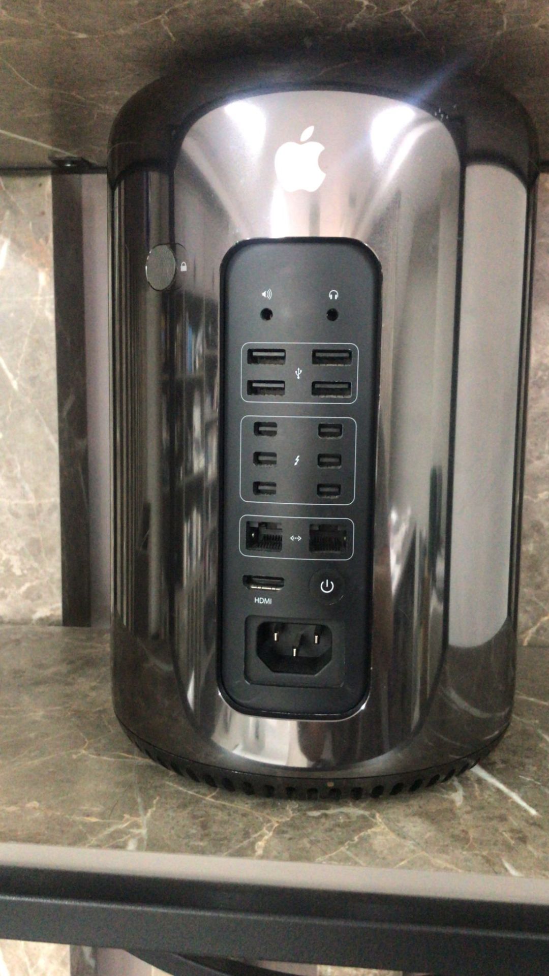 2.el Apple Mac pro Late2013 cube silindir Xeon 12 cores 2.7GHz E5  30 MB of L3 cache Cpu,   64 Gb Ecc ram,  1 TB  ssd flash2 pcie,  2 GB GDDR5 VRAM'e sahip çift AMD FirePro D300 GPU    performance  :7,050  A1481