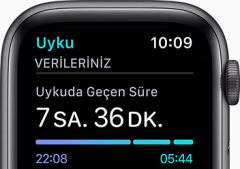 Apple Watch Nike saf platin  ve antrasit siyah, 6.seri, 40 mm. Alüminyum Kasa ve Nike Spor Kordon Hafif özellikteki alüminyum kasa, uzay endüstrisi standartlarında %100 geri dönüştürülmüş bir alaşımdan üretiliyor.  Nike Spor Kordon, dayanıklı ve yüksek pe
