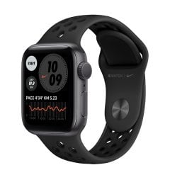 Apple Watch Nike saf platin  ve antrasit siyah, 6.seri, 44 mm. Alüminyum Kasa ve Nike Spor Kordon Hafif özellikteki alüminyum kasa, uzay endüstrisi standartlarında %100 geri dönüştürülmüş bir alaşımdan üretiliyor.  Nike Spor Kordon, dayanıklı ve yüksek pe