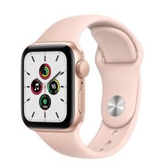 Apple Watch SE Gümüş Rengi, Uzay Grisi, Pembe, 44mm,  Alüminyum Kasa ve Spor Kordon Hafif özellikteki alüminyum kasa, uzay endüstrisi standartlarında %100 geri dönüştürülmüş bir alaşımdan üretiliyor.  İnovatif bir pim mekanizmasına sahip olan Spor Kordon,