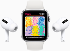 Apple Watch SE Gümüş Rengi, Uzay Grisi, Pembe, 44mm,  Alüminyum Kasa ve Spor Kordon Hafif özellikteki alüminyum kasa, uzay endüstrisi standartlarında %100 geri dönüştürülmüş bir alaşımdan üretiliyor.  İnovatif bir pim mekanizmasına sahip olan Spor Kordon,