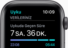 Apple Watch SE Gümüş Rengi, Uzay Grisi, Pembe, 44mm,  Alüminyum Kasa ve Spor Kordon Hafif özellikteki alüminyum kasa, uzay endüstrisi standartlarında %100 geri dönüştürülmüş bir alaşımdan üretiliyor.  İnovatif bir pim mekanizmasına sahip olan Spor Kordon,